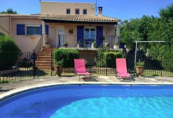 Villa entre N  mes et le Pont du Gard has Balcony rooms