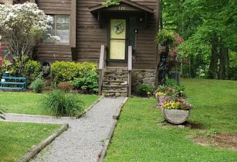 J.Creek Retreat, creekside townhouse +1 car garage allows 18 year olds to book a room