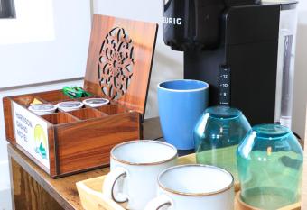 Harrison Grand Motel has rooms with a private hot tub