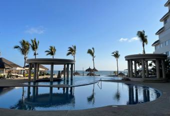 Quintas Del Mar II condominio con vista al mar has rooms with a private hot tub