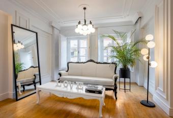 Palmenhaus Antalya allows 18 year olds to book a room