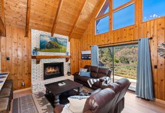 Maple Pine Lodge has Balcony rooms