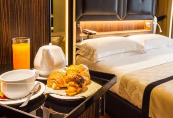 Hotel Lombardia allows 18 year olds to book a room