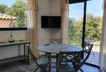 Appartement bedoin au pied du mont ventoux has Balcony rooms