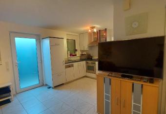 FeWo zwischen Freiburg und Europa Park Rust nur 200m zur S-Bahn allows 18 year olds to book a room