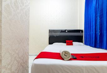 RedDoorz Near RSUD Dr Pringadi Medan 3 allows 18 year olds to book a room