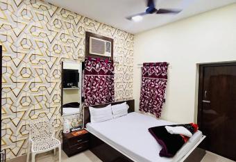 Hotel Airlines has Balcony rooms