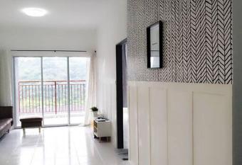 Colour 3 BR w bathroom next to Centrum (10 pax) allows 18 year olds to book a room