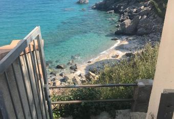 Appartamento al mare Caminia allows 18 year olds to book a room