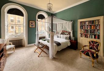 The Pickwick House 2 bedroom free parking has Balcony rooms