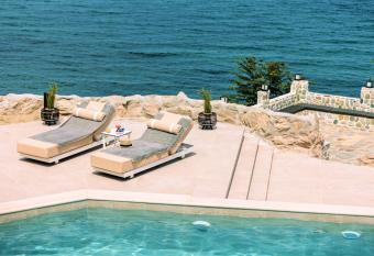 Akrotiri Olympus Luxury Suites - Adults Only allows 18 year olds to book a room