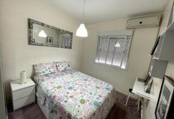 Tr  s Joli Appartement avec Parking gratuit allows 18 year olds to book a room