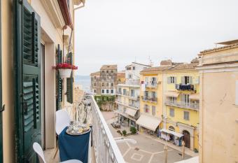 Mitropoleos Suite has Balcony rooms