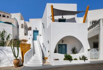 I K I A Since 1980 by Calm Collection has rooms with a private hot tub