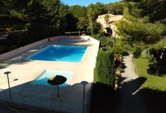 LE VALLON DU ROY plage    600m    pieds allows 18 year olds to book a room