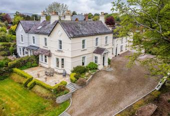 The Apartment @ Sennen House has Balcony rooms