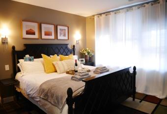 Modern/Luxury 2 Bdrm- King Bed- University City allows 18 year olds to book a room