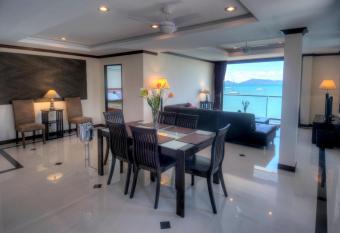 Emerald Beach-Front Apartments Fishermans Village allows 18 year olds to book a room