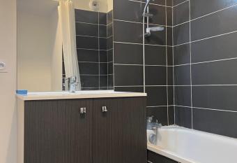 R  sidence neuve le K 10 mn gare, parking , tram allows 18 year olds to book a room