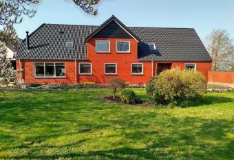 Ferielejlighed Skovby ved Bogense allows 18 year olds to book a room