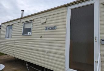 Dotty By The Sea, 27 Beach Walk, St Osyth Beach Park, CO16 8SG has Balcony rooms