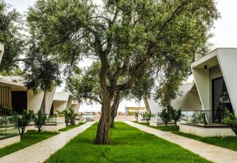 Luna Mare Seaside Suites has Balcony rooms