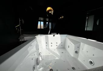 LA SUITE ISAHORA. Les Locations ISAHORA c est aussi plusieurs appart  de Standing    2 pas du Ch  teau d Eu, des Falaises du Tr  port, de MERS les Bains et Aux portes de la BAIE DE SOMME has rooms with a private hot tub