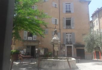 Apartment in the heart of Cotignac allows 18 year olds to book a room