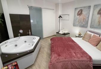 Namuri Luxury Rooms has rooms with a private hot tub