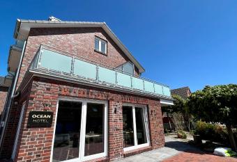 Hotel Ocean allows 18 year olds to book a room