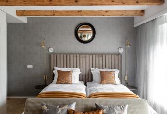 Suite with private bathroom at three bedroom interwar Villa Grabyte with daily spaces to share by pine forest on the bank of the river- 8min by car from old town has Balcony rooms