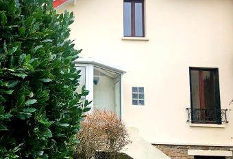    Cottage - Maison d h  tes proche Paris    20 minutes has Balcony rooms