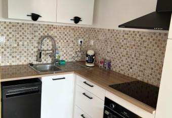 petit bonheur grand rue allows 18 year olds to book a room