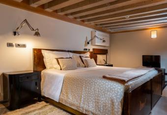 Ca  Pisani Hotel has rooms with a private hot tub