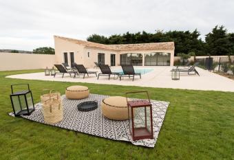 Maison R  glisse du MAS LOU CAPY allows 18 year olds to book a room