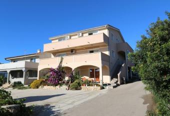 Apartments PUNTA Novalja allows 18 year olds to book a room