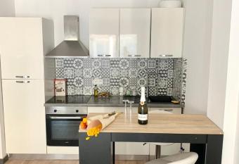 Charmant studio juan les pins: 30 m  tres de la mer has Balcony rooms