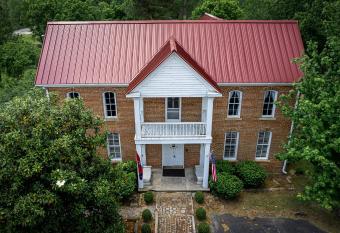 The Manor 1885 has Balcony rooms