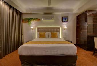 Elite Hotel has Smoking/Balcony rooms