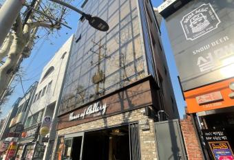 House of gallery allows 18 year olds to book a room