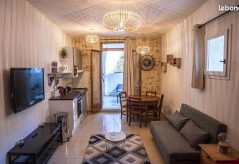 Studio cosy terrasse, proche centre & gare St Roch allows 18 year olds to book a room
