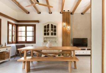 VILLA ZOE (Beach house)/RENOVATED! has Balcony rooms