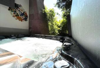Domaine Boh  me I art de vivre has rooms with a private hot tub