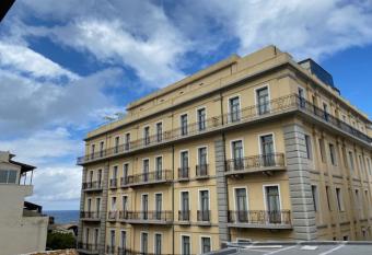 Kentia Modern/Artistic City Apartment has rooms with a private hot tub