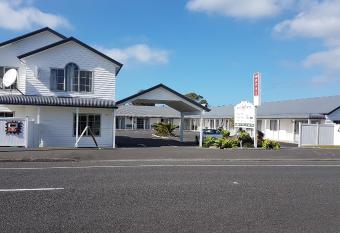 Blake Court Motel has rooms with a private hot tub