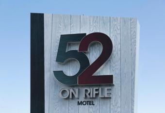 52 on Rifle Motel has Balcony rooms