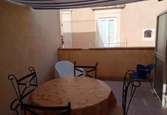 La casetta di bianca allows 18 year olds to book a room