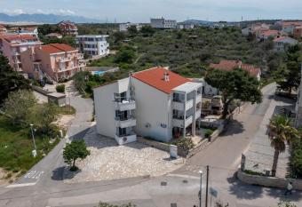 Apartments Eddy Veselica has Balcony rooms