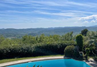 Clos de la Gipiere has Balcony rooms