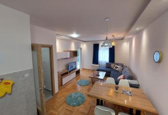 Leotar Lux has Balcony rooms